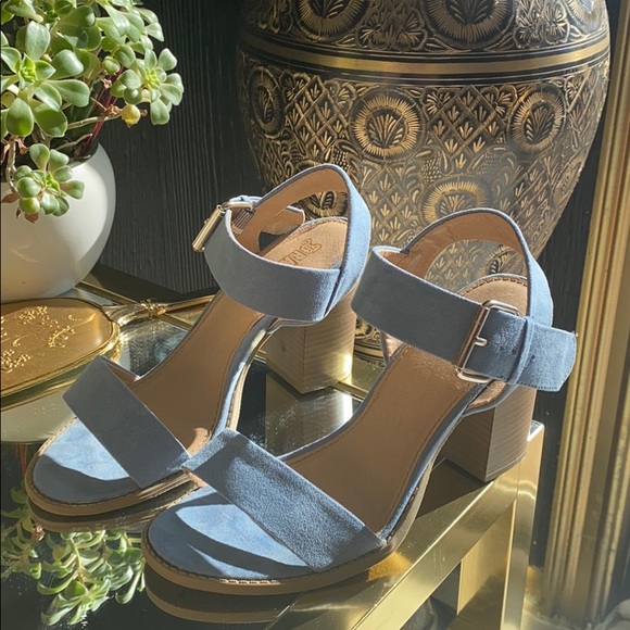 Brand new heels 💙 - Picture 1 of 3